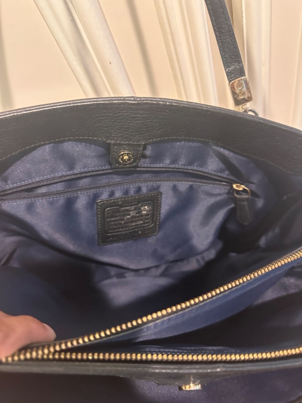 Coach bag black with nay inside - Picture 4 of 6
